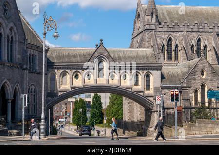 Dublino, Irlanda - 1 giugno 2022: Ponte iconico e Sinodo Hall, l'edificio che ospita Dublinia, parte della Cattedrale della Chiesa di Cristo a Dublino, IRE Foto Stock