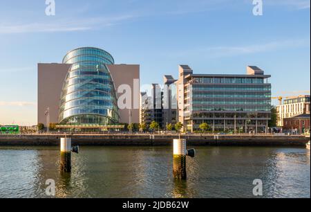 Immagine panoramica del Centro Convegni di Dublino (il CCD) presa dall'altra parte del fiume Liffey. Foto Stock