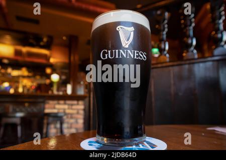 Dublino, Irlanda - 1 giugno 2022: Pinte di Guinness servite in un pub a Dublino, Irlanda Foto Stock