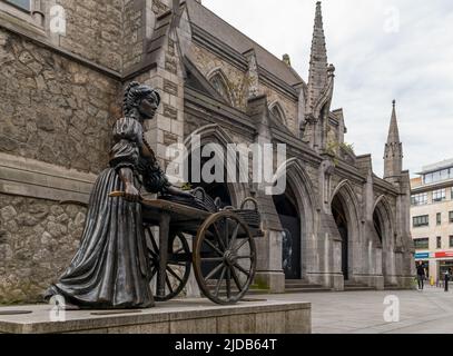 Dublino, Irlanda - 2 giugno 2022: Statua di Molly Malone a Dublino, Irlanda, un punto di riferimento iconico Foto Stock