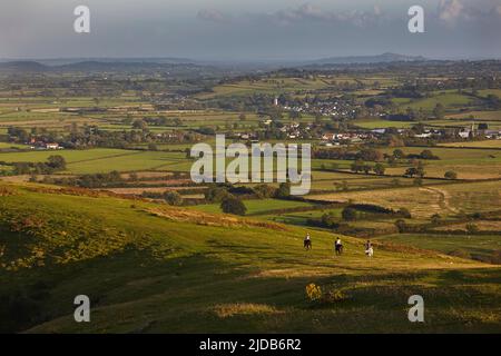 Vista attraverso la campagna dalle pendici di Crook Peak, Somerset, Gran Bretagna; Somerset, Inghilterra Foto Stock