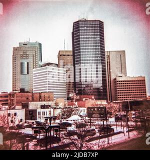 Skyline di grattacieli e altissimi grattacieli nel centro di Winnipeg; Winnipeg, Manitoba, Canada Foto Stock