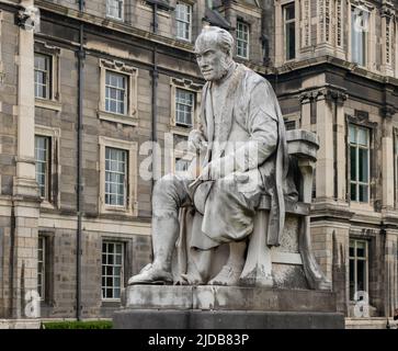 Dublino, Irlanda. La statua di George Salmon (1819 - 1904) distingueva e influente matematico irlandese nel Trinity College Foto Stock