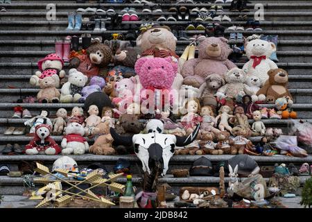 Giocattoli e scarpe lasciati sui gradini della Vancouver Art Gallery, una parte della campagna 'Every Child Matters', ricordando le vite perdute in Canada... Foto Stock