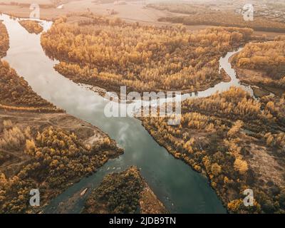 Vista aerea di canali e ruscelli in zone umide e paludi. Concetto di pesca e ambiente Foto Stock