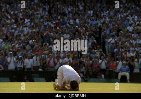 File photo datato 07-07-2013 di Andy Murray in Gran Bretagna celebra battere Novak Djokovic Serbia. Settantasette anni dopo che Fred Perry vinse il suo terzo titolo singolo Wimbledon, Andy Murray sconfisse Novak Djokovic in modo drammatico ed emozionale nella finale del 2013 per terminare la lunga attesa per un campione di single maschile. Data di emissione: Lunedì 20 giugno 2022. Foto Stock