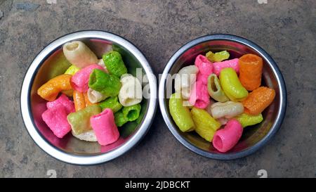alcuni alimenti mangiabili messi in una ciotola di acciaio Foto Stock