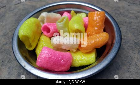 alcuni alimenti mangiabili messi in una ciotola di acciaio Foto Stock