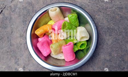 alcuni alimenti mangiabili messi in una ciotola di acciaio Foto Stock