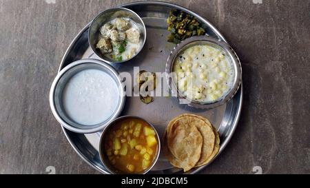 alcuni alimenti mangiabili messi in una ciotola di acciaio Foto Stock
