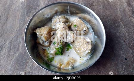 alcuni alimenti mangiabili messi in una ciotola di acciaio Foto Stock