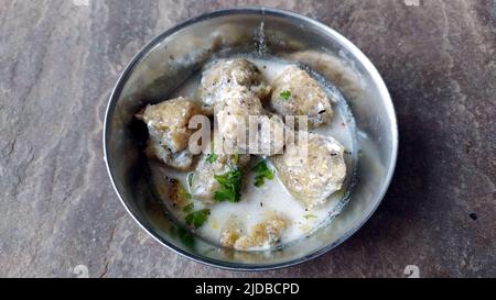 alcuni alimenti mangiabili messi in una ciotola di acciaio Foto Stock