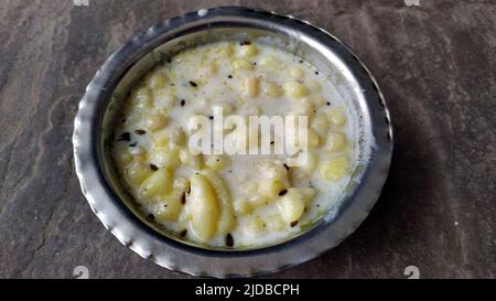 alcuni alimenti mangiabili messi in una ciotola di acciaio Foto Stock