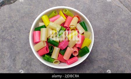 alcuni alimenti mangiabili messi in una ciotola di acciaio Foto Stock