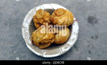 alcuni alimenti mangiabili messi in una ciotola di acciaio Foto Stock