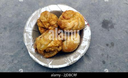 alcuni alimenti mangiabili messi in una ciotola di acciaio Foto Stock