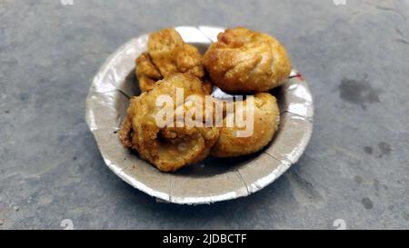 alcuni alimenti mangiabili messi in una ciotola di acciaio Foto Stock