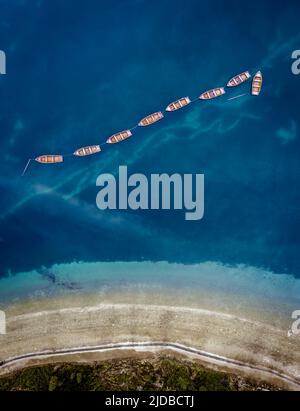 Lago di Braies, Italia - veduta aerea dall'alto delle barche in legno sul Lago di Braies nelle Dolomiti italiane nel Sud Tirolo, nel Nord Italia Foto Stock