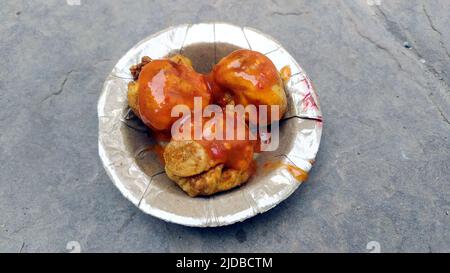 alcuni alimenti mangiabili messi in una ciotola di acciaio Foto Stock