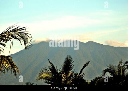 Il vulcano del monte Salak è visto dal villaggio di Benda a Cicurug, Sukabumi, Giava Occidentale, Indonesia. Foto Stock