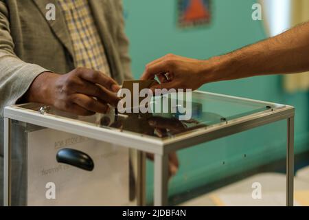 Man ha votato le elezioni in un seggio elettorale in Francia Foto Stock