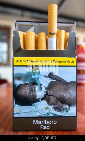 marlboro RED - edizione turca - confezione di sigarette. aperto . Avvertenza su una confezione di sigarette che mostra un bambino nero malato morente Foto Stock