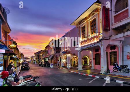 Il crepuscolo cade sulle pittoresche botteghe sino-portoghesi o Peranakan in Thalang Road, nella zona storica della Città Vecchia di Phuket, Phuket, Thailandia Foto Stock