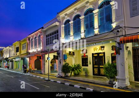 Il crepuscolo cade sulle pittoresche botteghe sino-portoghesi o Peranakan in Thalang Road, nella zona storica della Città Vecchia di Phuket, Phuket, Thailandia Foto Stock