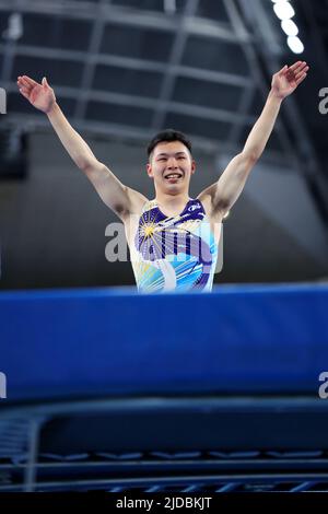 Tokyo, Giappone. 17th giugno 2022. Shunta Iseki Trampoline : le prove del campionato mondiale di Trampoline al Tokyo Metropolitan Gymnasium di Tokyo, Giappone . Credit: Naoki Nishimura/AFLO SPORT/Alamy Live News Foto Stock