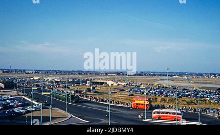 Autobus e parcheggio di fronte al Queens Building, aeroporto di Heathrow, Londra, Inghilterra, UK Settembre 1959 vista dal tetto Foto Stock