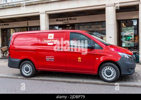 Un moderno furgone postale Royal Mail, rosso, parcheggiato in un'area commerciale, Cambridge, Regno Unito Foto Stock