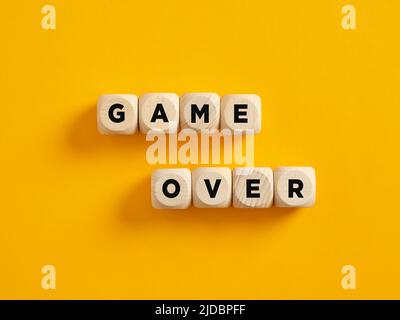 Il gioco di parola sopra sui cubi di legno. Errore, perdita o concetto di gioco. Foto Stock