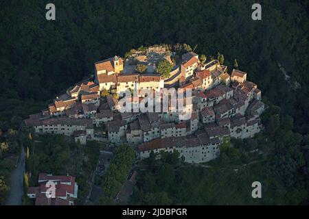 Francia, Alpi Marittime Peillon borgo medievale arroccato su uno sperone roccioso, (foto aerea) Foto Stock