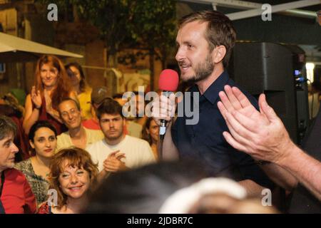 Francesco PIQUEMAL, 4th distretto eletto. Attivisti e sostenitori della NUPES si sono riuniti a Tolosa (Francia) il 19 giugno 2022, per seguire i risultati del secondo turno della campagna elettorale legislativa. Il dipartimento di Haute-Garonne termina con 6 membri eletti del movimento di sinistra NUPES, per 10 circoscrizioni. Foto di Patrick Batard/ABACAPRESS.COM Foto Stock