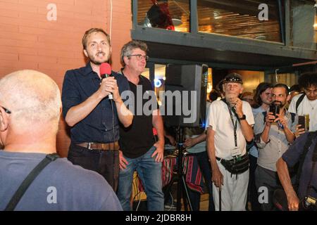 Francesco PIQUEMAL, 4th distretto eletto. Attivisti e sostenitori della NUPES si sono riuniti a Tolosa (Francia) il 19 giugno 2022, per seguire i risultati del secondo turno della campagna elettorale legislativa. Il dipartimento di Haute-Garonne termina con 6 membri eletti del movimento di sinistra NUPES, per 10 circoscrizioni. Foto di Patrick Batard/ABACAPRESS.COM Foto Stock