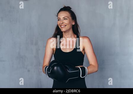 Ritratto di giovane sportivo in guanti da boxe Foto Stock