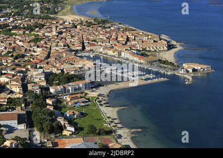 Francia, Hérault, Mèze, la città portuale del Mediterraneo, situato sulle rive dell'Etang de Thau con i suoi parchi ha conchiglie, (foto aerea) Foto Stock