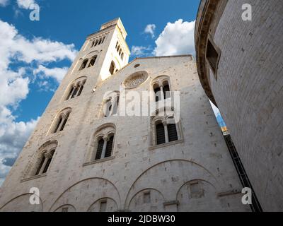 Bari, Puglia, Italia. Agosto 2021. Nel centro storico, l'antica Bari, la cattedrale di Bari o la chiesa di San Sabino. Vista sull'imponente torre campanaria Foto Stock