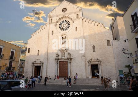 Bari, Puglia, Italia. Agosto 2021. Nel centro storico, l'antica Bari, la cattedrale di Bari o la chiesa di San Sabino. Persone nella piazza di fronte o Foto Stock