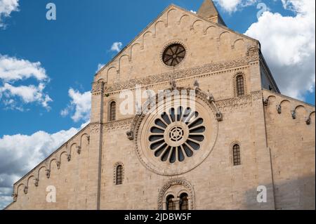 Bari, Puglia, Italia. Agosto 2021. Nel centro storico, l'antica Bari, la cattedrale di Bari o la chiesa di San Sabino. Dettaglio delle grandi r. centrali Foto Stock