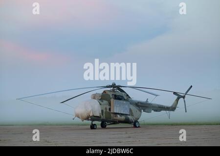 Elicotteri militari MI-8 presso il campo d'aviazione al mattino presto prima dell'alba Foto Stock