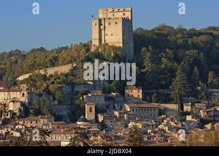 Francia, Drôme Crest, la città vecchia dominata dal tino di Crest Foto Stock