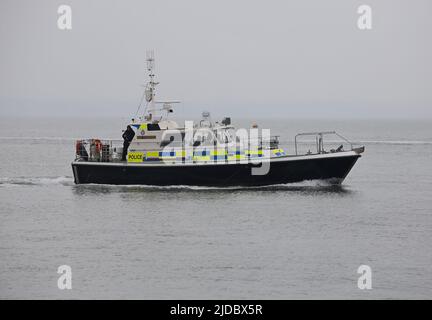 L'unità Marina del Ministero della Difesa della polizia lancia LE pattuglie DI SIR PAUL TRAVERS vicino all'ingresso del porto Foto Stock