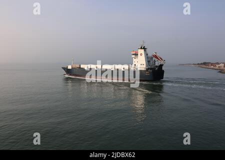 Il traghetto roll-on/roll-off MV FRECCIA che lascia il porto e si dirige verso la nebbia di prima mattina nel Solent Foto Stock