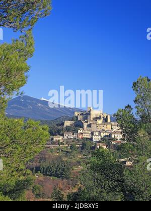 Francia, Vaucluse le Barroux, villaggio arroccato ai piedi del Mont Ventoux Foto Stock