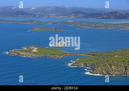 Francia, Var, isola di Porquerolles è la più occidentale delle tre isole di Hyères, la penisola di Lobster, aragosta dalla piccola isola, l'isola di Grand Ribaud e penisola di Giens (foto aerea) Foto Stock