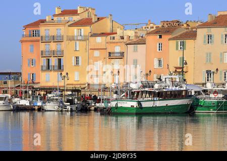 Francia, Var, Saint Tropez, vecchio porto turistico della Côte d'Azur, facciate colorate Foto Stock