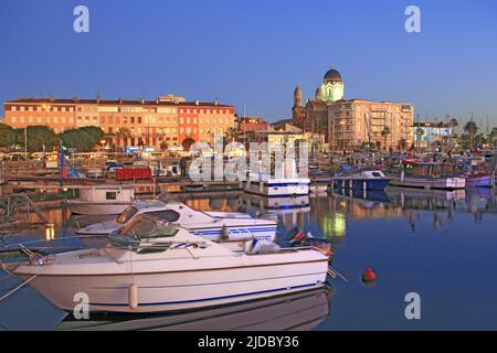 Francia, Var Fréjus, il vecchio porto dopo il tramonto luce notturna Foto Stock