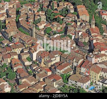 Francia, Var, Cadiere d'Azur è un villaggio fortificato situato su una collina nell'entroterra del Var, è circondato da vigneti Cotes de Provence AOC Bandol (foto aerea) Foto Stock
