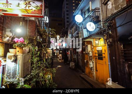 Tokyo, Giappone - 08 gennaio 2020: Zona Golden Gai di Shinjuku con molti piccoli bar nel centro di Tokyo di notte Foto Stock